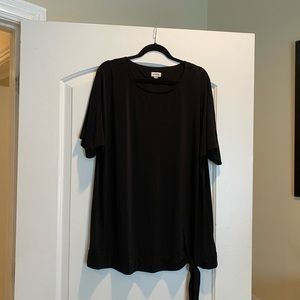 Women’s size 18/20 black short sleeve tunic with tie at waist from the Avenue